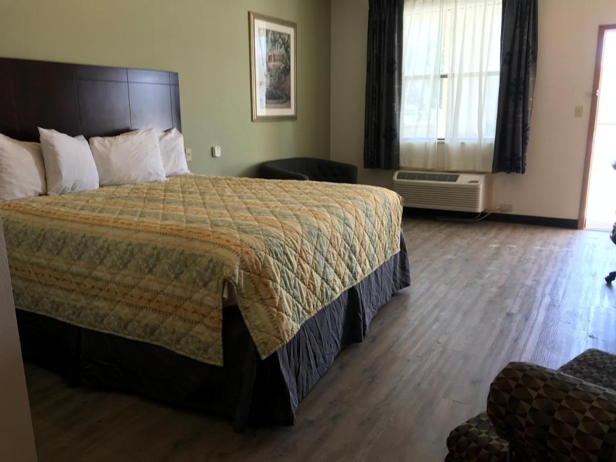 Big Lake Inn And Suites ภายนอก รูปภาพ