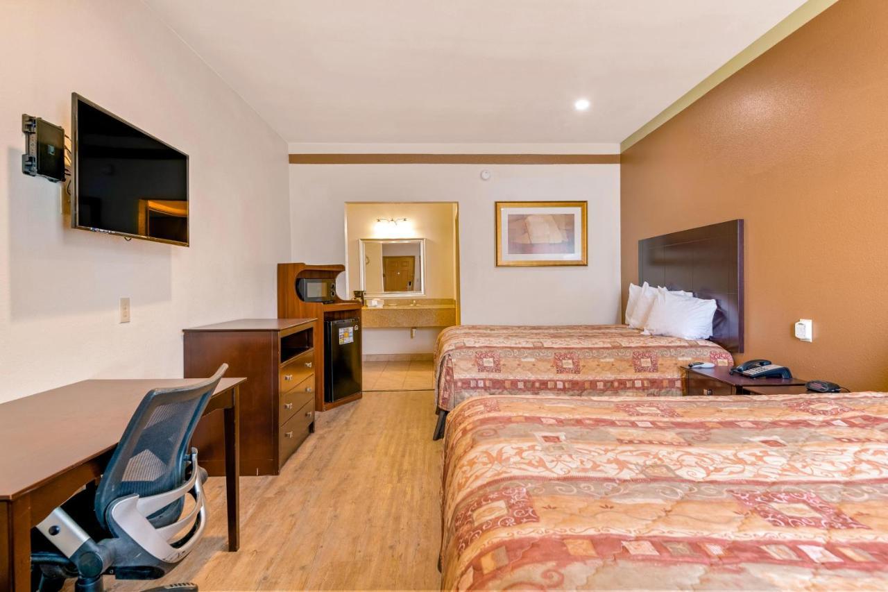 Big Lake Inn And Suites ภายนอก รูปภาพ