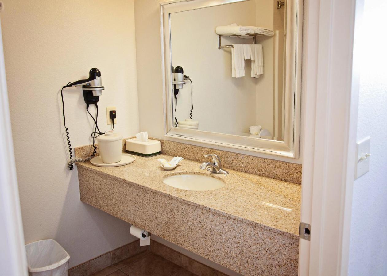 Big Lake Inn And Suites ภายนอก รูปภาพ