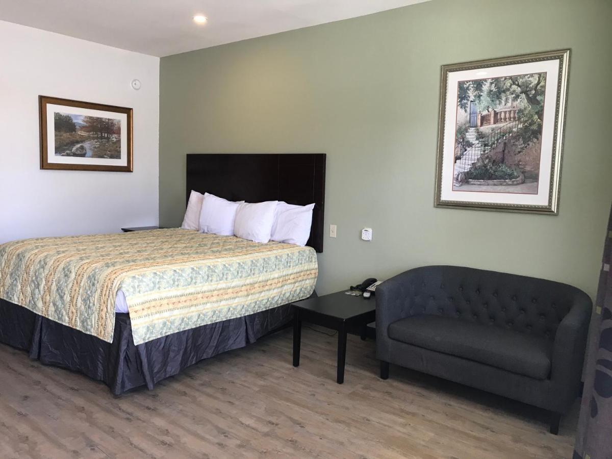 Big Lake Inn And Suites ภายนอก รูปภาพ